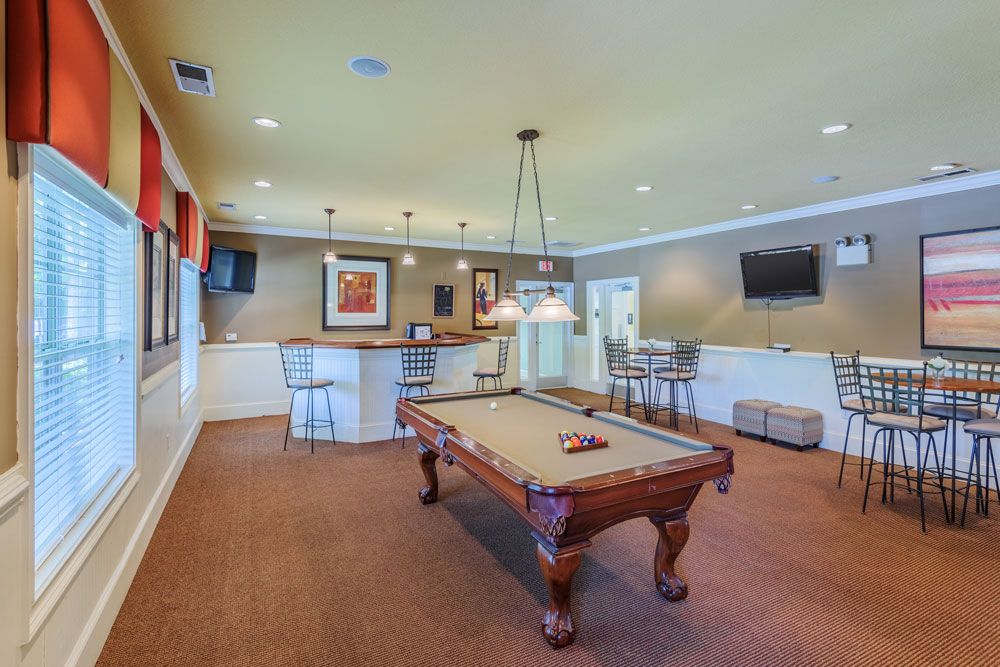 Alta Shores’ luxury apartment community amenities including a billiards table and bar area.